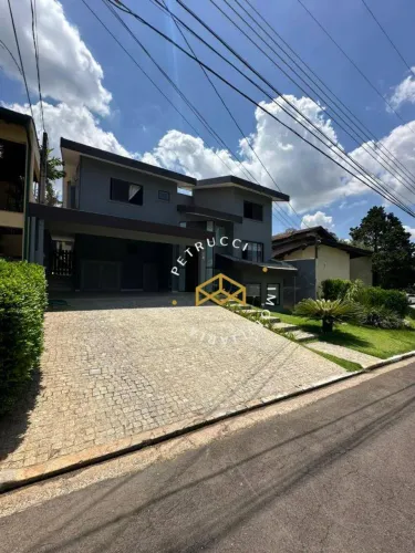 LINDA CASA RECÉM-REFORMADA NO CONDOMÍNIO ORUAM, LOCALIZADO NO CHARMOSO BAIRRO JARDIM PAIQU