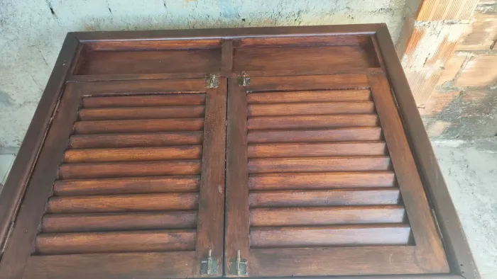 Janela de madeira 100x80 semi nova