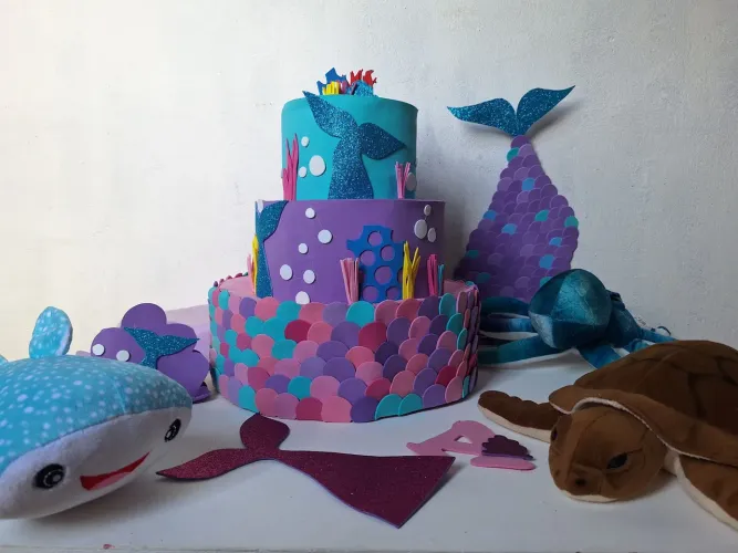 Bolo fake sereia mais decoração para festa infantil 