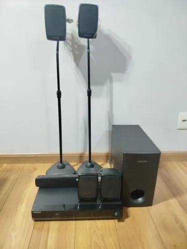 Home Theater Samsung HT-Z320 5.1 + pedestais