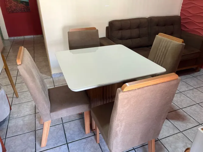 Mesa de jantar pequena