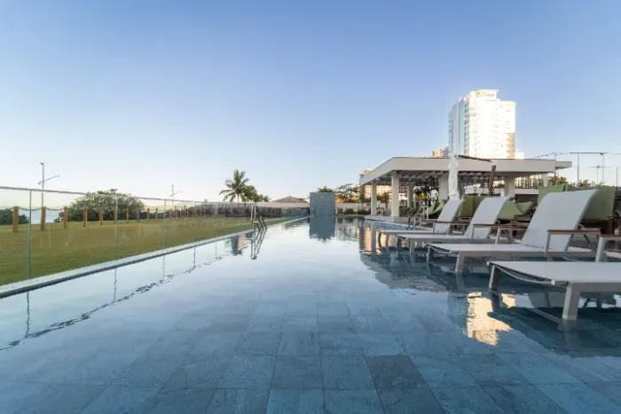 Prédio com estrutura de Resort em Piçarras, piscina frente mar + piscina aquecida, sauna,
