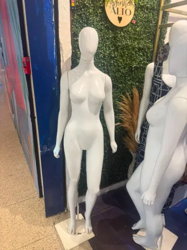 Manequins e balcão