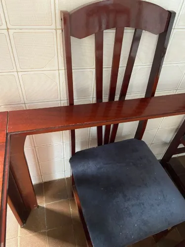 Mesa com 4 cadeiras com estofado