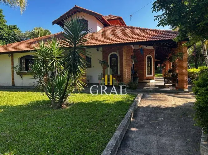 Chácara 10.000m², 5 quartos (2 suítes), área externa completa com piscina, diversas vagas