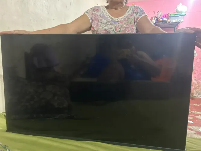 Tv quebrada para retirada de peças