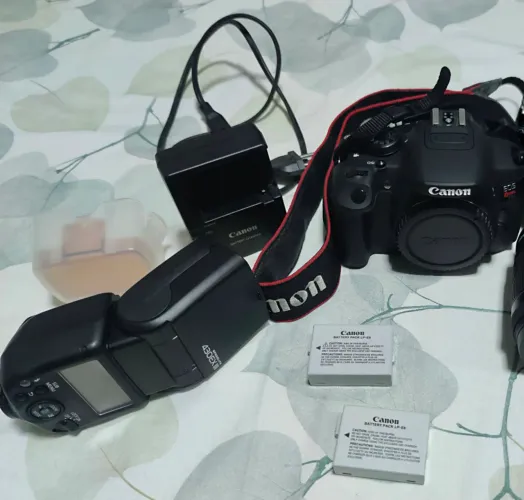 ***OFERTA*** SÓ HOJE*** Câmera T5i (corpo) com flash, baterias e mochila de brinde.
