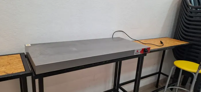 PISTA AQUECIDA ( PARA MANTER O HAMBURGUER, LANCHE DOS CLIENTES QUENTES.