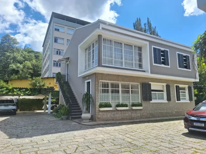 Excelente casa para venda em Duchas - Petrópolis - RJ
