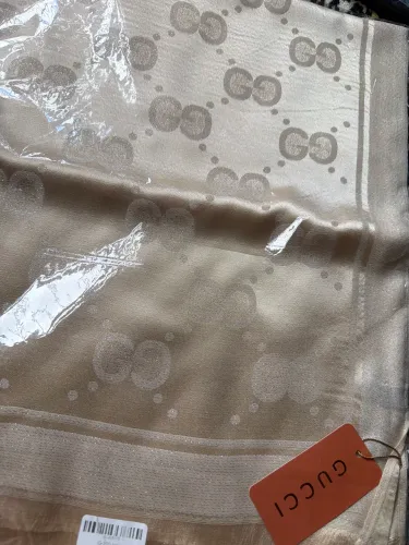 Echarpe Gucci dourada luxo
