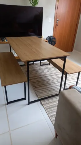 Mesa de jantar com banco corrido.