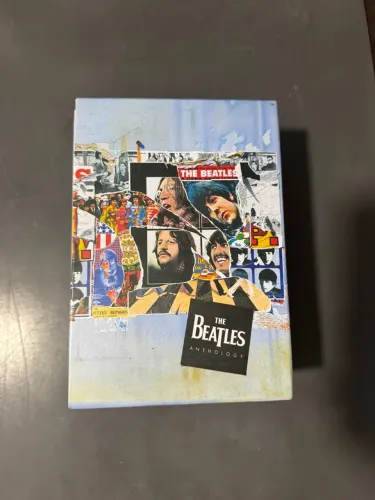 O box de DVDs The Beatles Anthology (lançado originalmente em 2003 com 5 discos)