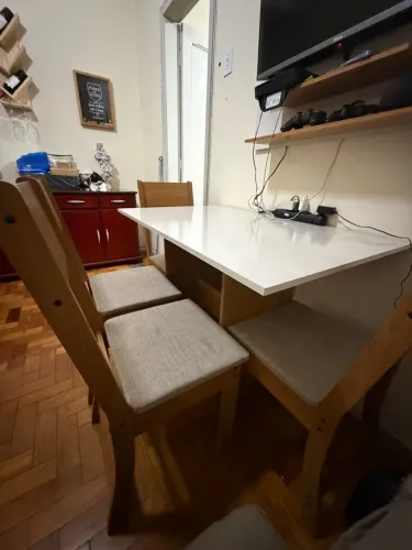 Mesa Compacta 4 Lugares - Tampo Laqueado Branco e Cadeiras Estofadas