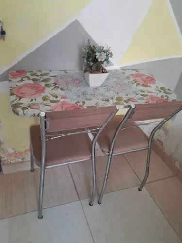Mesa dobrável de parede 90x4 e 2 cadeiras. cm