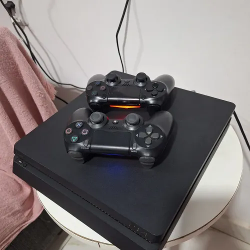 Ps4 slim 1TB de armazenamento, zero!! 2 controles +jogos