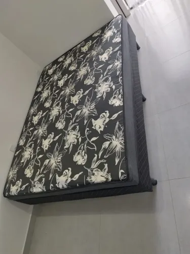 Cama - Base Box Casal Preta com Pés - Bom Estado