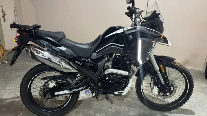 Vendo moro SHI250Cc ou troco moto menor!