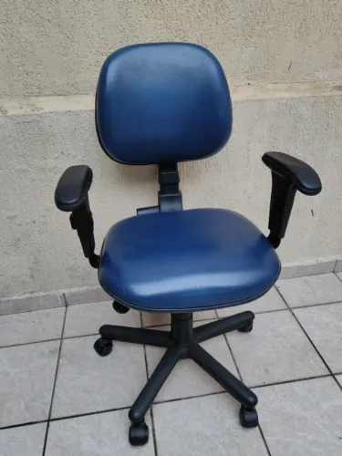 Cadeira de Escritório Giratória Azul com Rodinhas e Braços Estofada Azul Couro