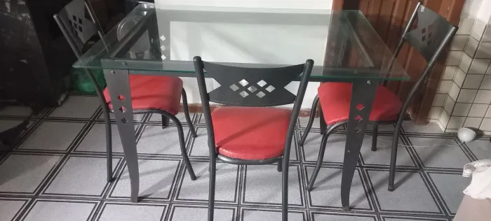 Mesa de vidro, com 03 cadeiras:R$: 350,00