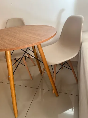 Mesa Redonda Amadeirada + 2 Cadeiras Eames Eiffel