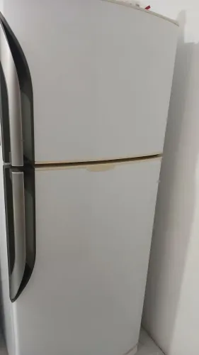 Geladeira em perfeito estado ela é grande 1.60 de altura