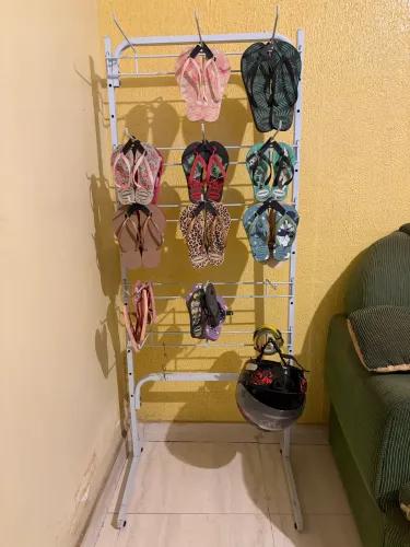 Expositor de chão para chinelos e sandálias