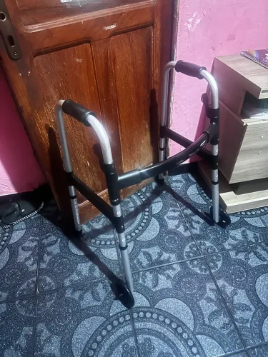 Andador desmontável com rodas até 120kg