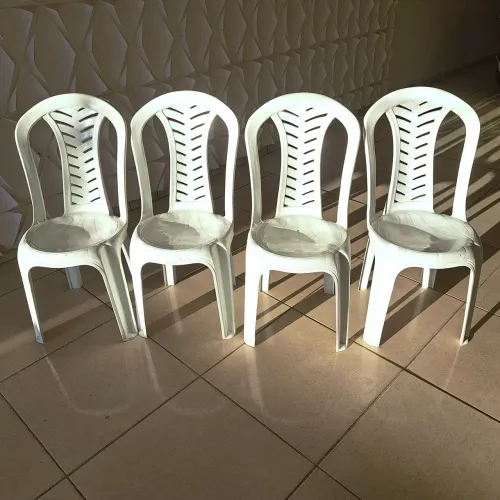 Cadeiras plasticas com avarias