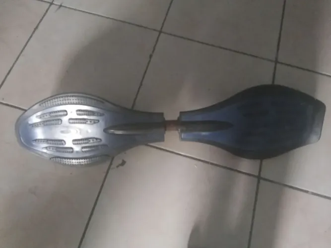 Skate de duas rodas azul e preto e tem uma frase escrita curtir a vida