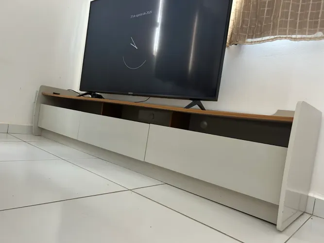 Rack para TV 2,20m Branco com Madeira - Bom Estado