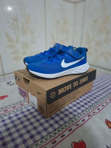 Vendo tênis Nike infantil. 