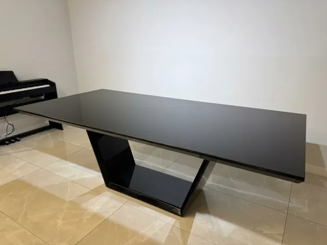 Mesa laqueada c/ tampo de vidro 8 lugares