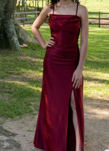 Vestido de festa marsala