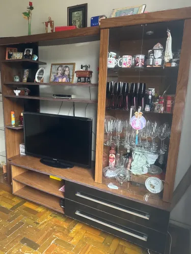 Linda estante com cristaleira conjugada