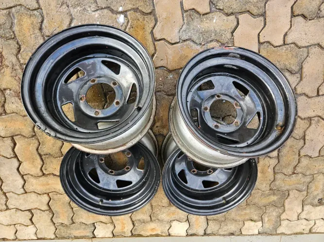 Vendo 05 rodas aro 15 furação 5x139