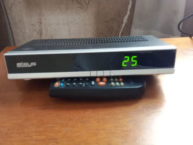 Receptor de sinal de TV via Satélite marca "Elsus".
