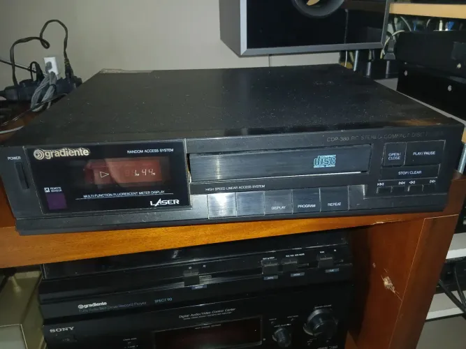 Aparelho CD Gradiente. CDP 380