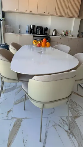 Mesa orgânica branca oval com 6 cadeiras