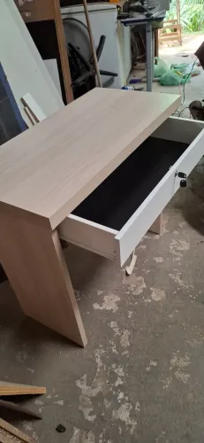 Escrivaninha / mesa com gaveta e chave
