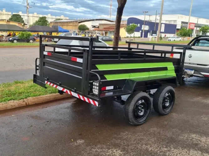 "Carreta comprimento  2.50 de  mt por 1,50 Largura mplacamento $ 9800 somente essa semana"