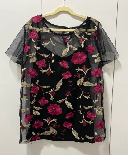 blusa preta com bordado floral | riachuelo alk urban