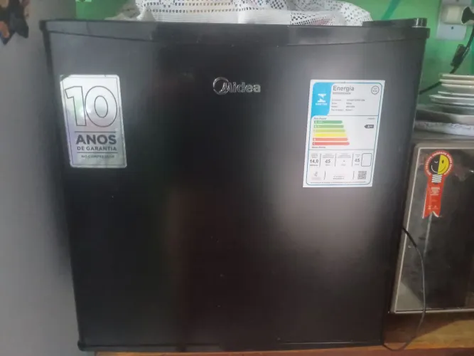 FRIGOBAR MODELO MIDEA DE 45L COM SEIS MESES DE USO 