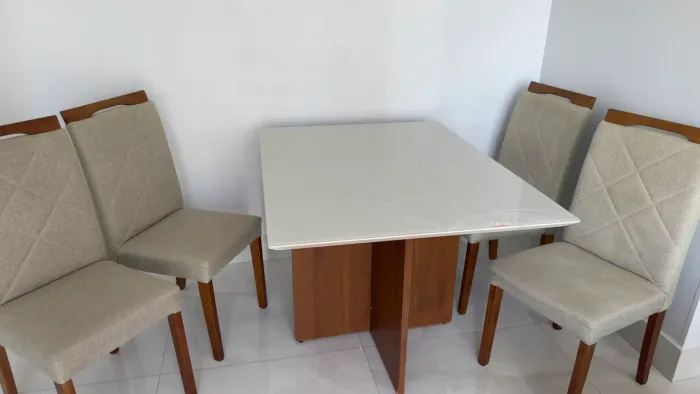 Mesa de jantar com 4 cadeiras