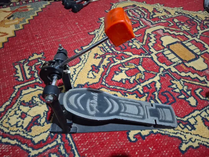 Pedal para bumbo single adah