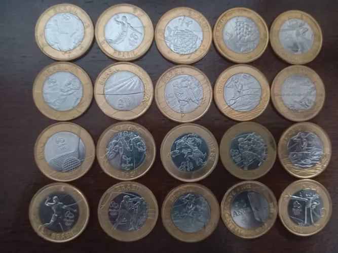 Conjunto de moedas antigas comemorativas e colecionáveis