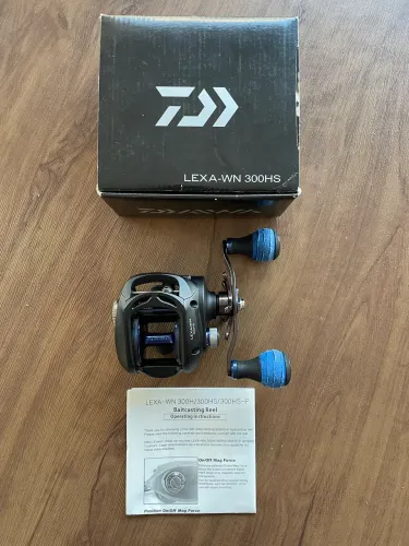 Carretilha Daiwa Lexa-WN 300HS - Completa na Caixa (Impecável) lado direito