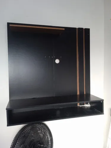 Painel para TV, com prateleiras.