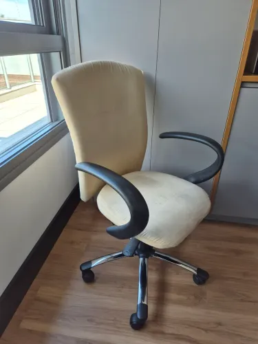 Cadeira suede bege giratória