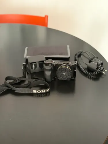 Sony ZV-E10 + Cage SmallRig + 8 baterias + dummy battery + lente Retropia