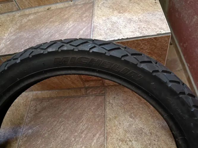 Vendo Pneu dianteiro e Aro traseiro de Honda Bros 160. Pneu 350R$ Aro 200R$ Jardim Bangu